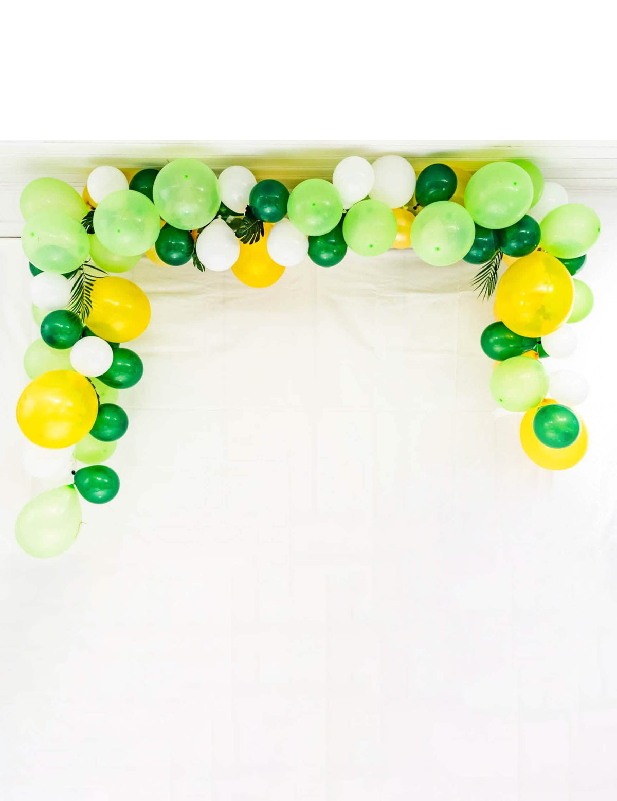 Kit de arco de 70 balões tropical e folhas de selva para decoração verde amarelo e branco