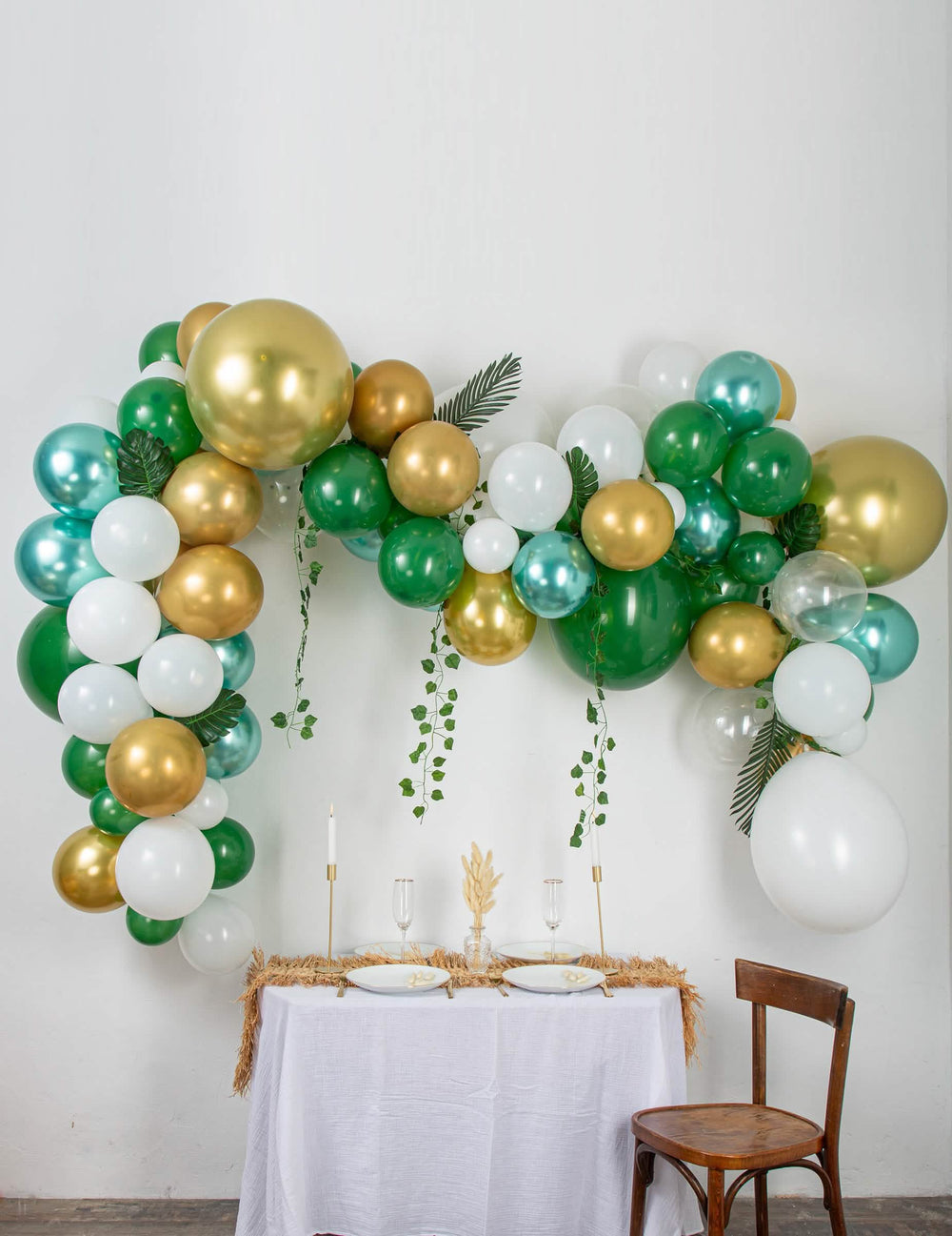 Kit de arco tropical de 86 balões para decoração chique verde, dourado e branco com hera, palmeira e monstera