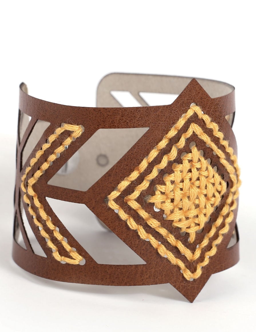 Détail de la broderie du Kit bracelet à broder manchette motif losange pour adulte