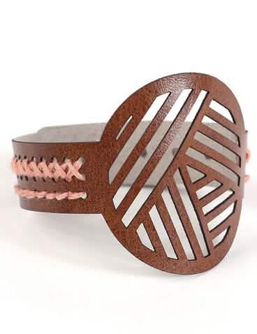 Detalhe do bordado e dos motivos do kit de pulseira para bordar com motivos geométricos para criança