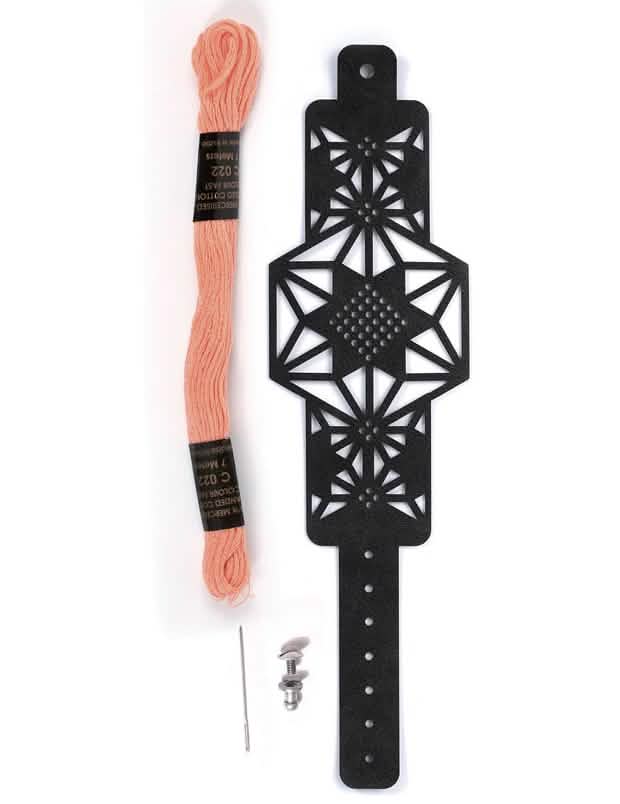 Conteúdo do kit de pulseira para bordar com motivo estrela