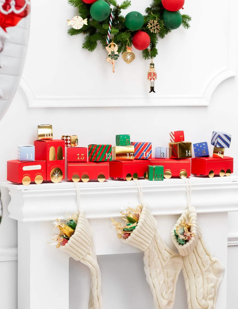 Detalhe das caixas e acessórios do kit calendário do advento diy comboio de natal