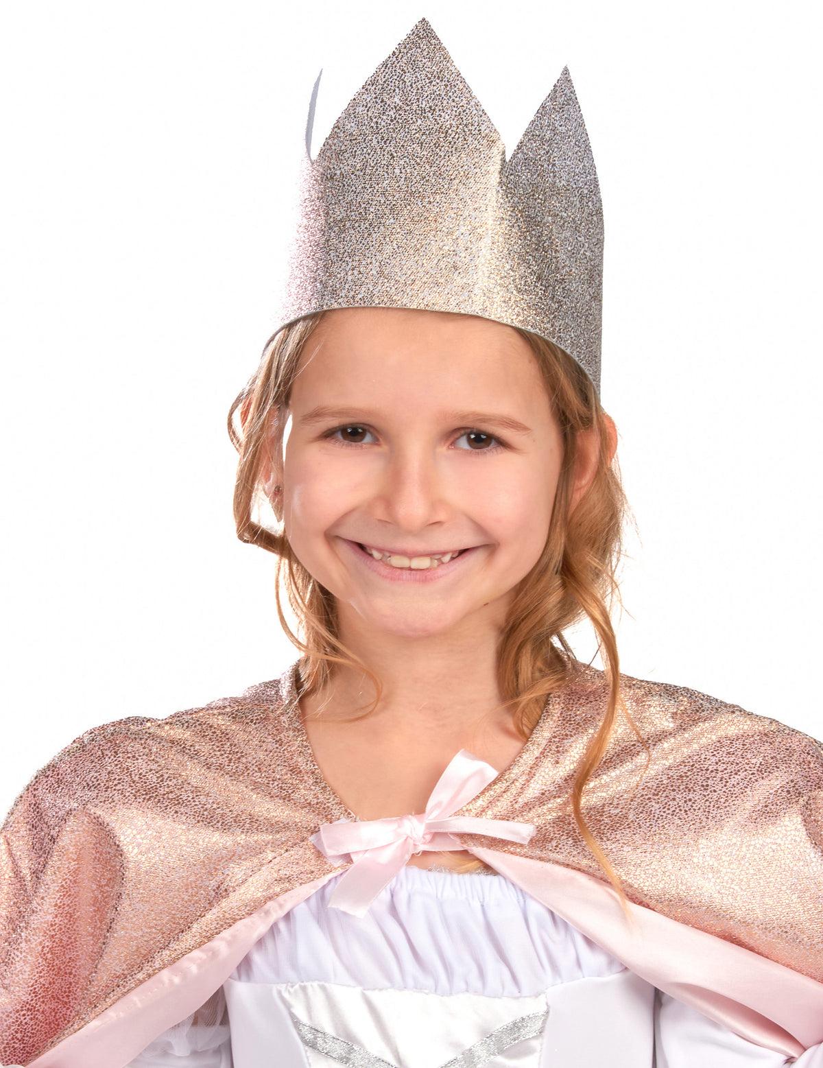 Gros plan sur la couronne du kit cape et accessoires de princesse