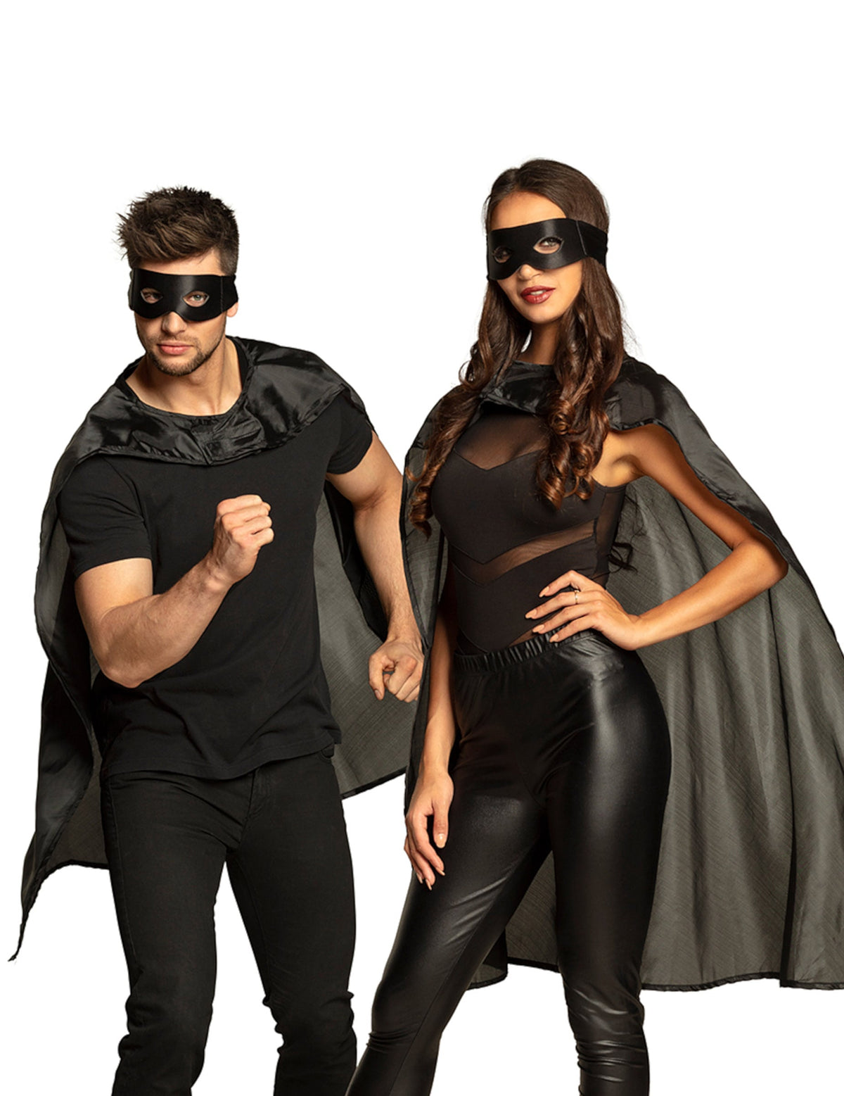 Vue d'ensemble du kit cape et masque de super héros porté par un couple