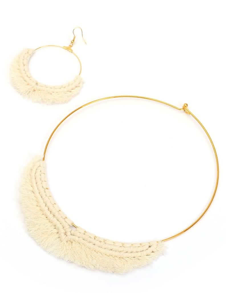 Detalhe do colar e da brinco do Kit de colar em macramé boémio