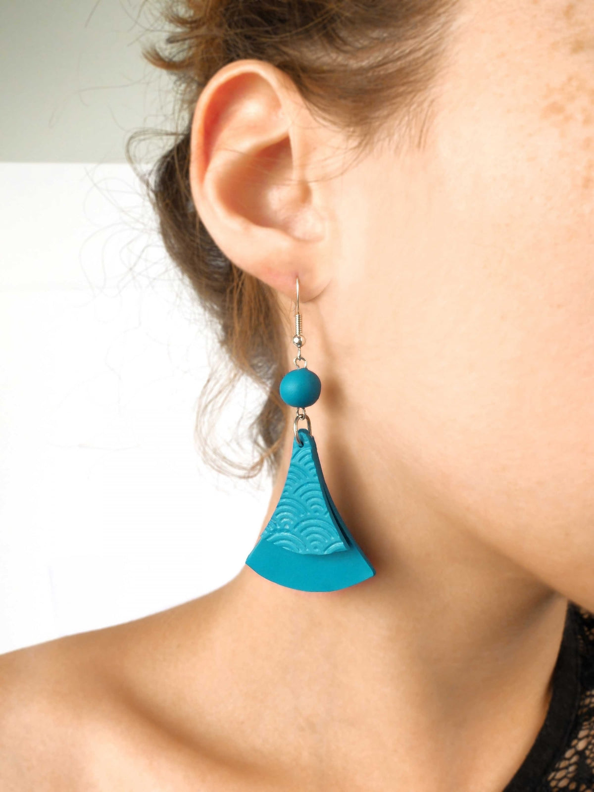 Détail de la boucle d'oreille portée du kit création de bijoux parure pour adulte turquoise en pâte fimo