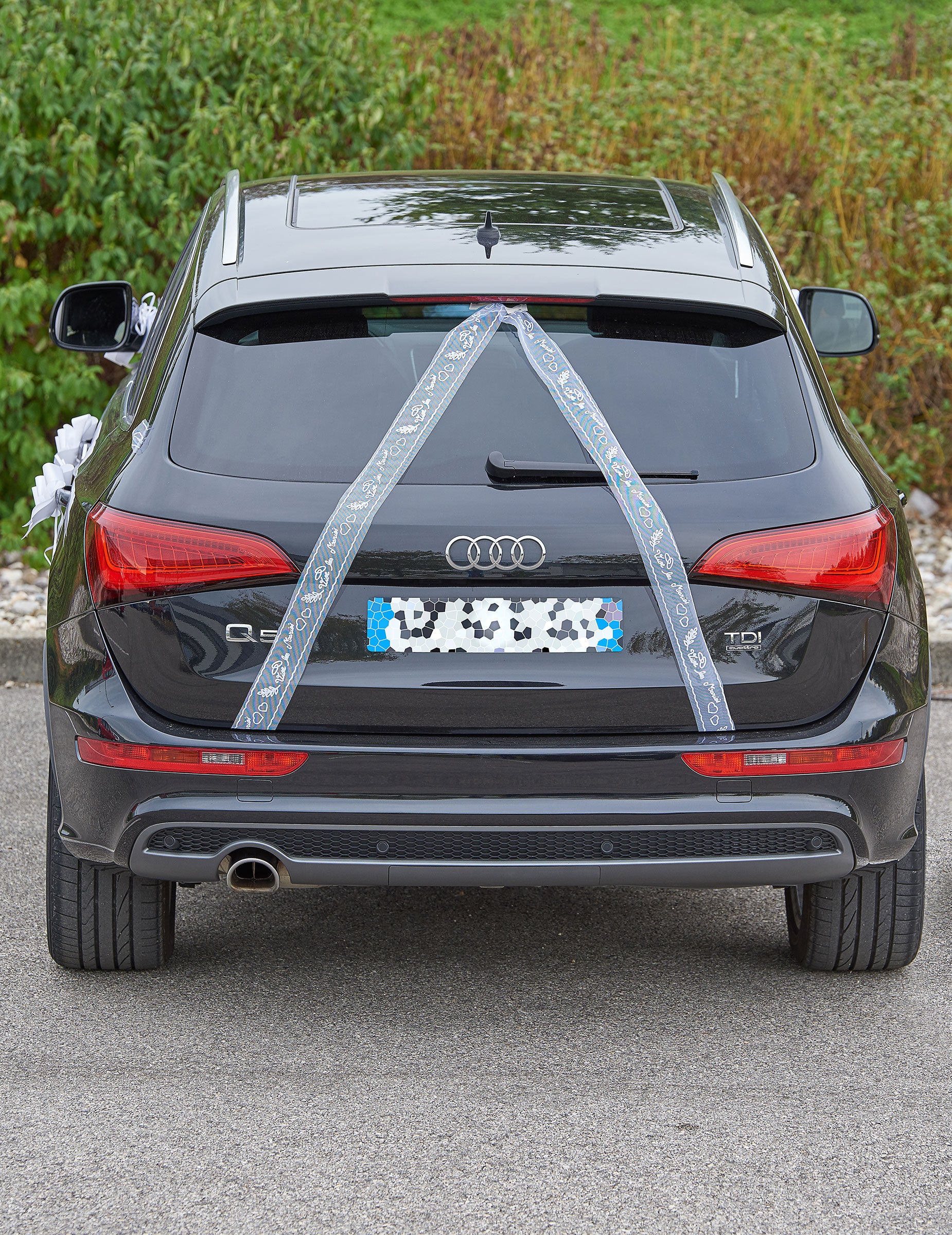 Vue arrière du kit de décoration voiture luxe mariage