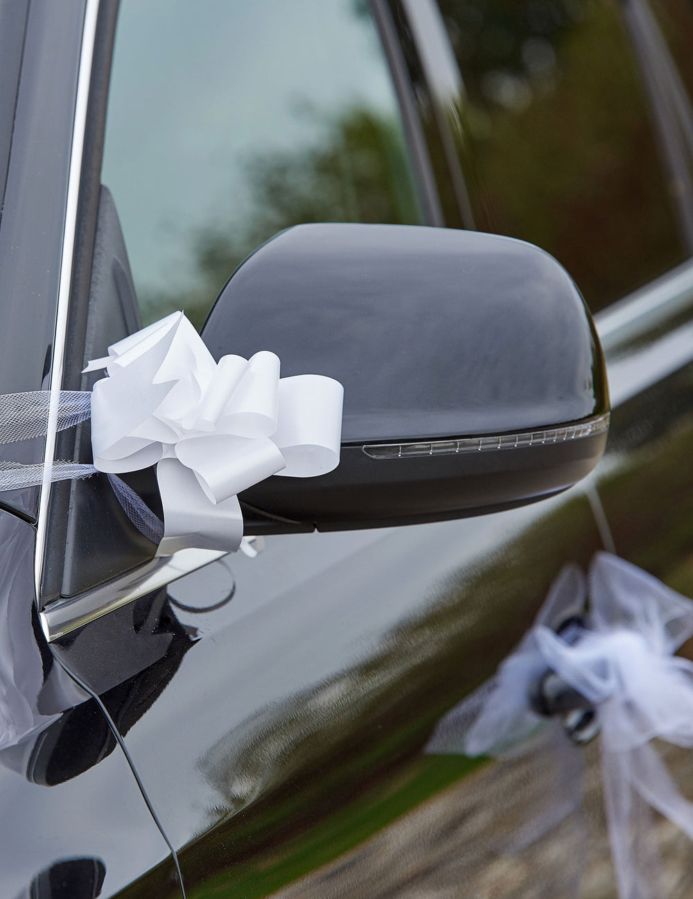 Détail du nœud sur le rétroviseur du kit de décoration voiture mariage
