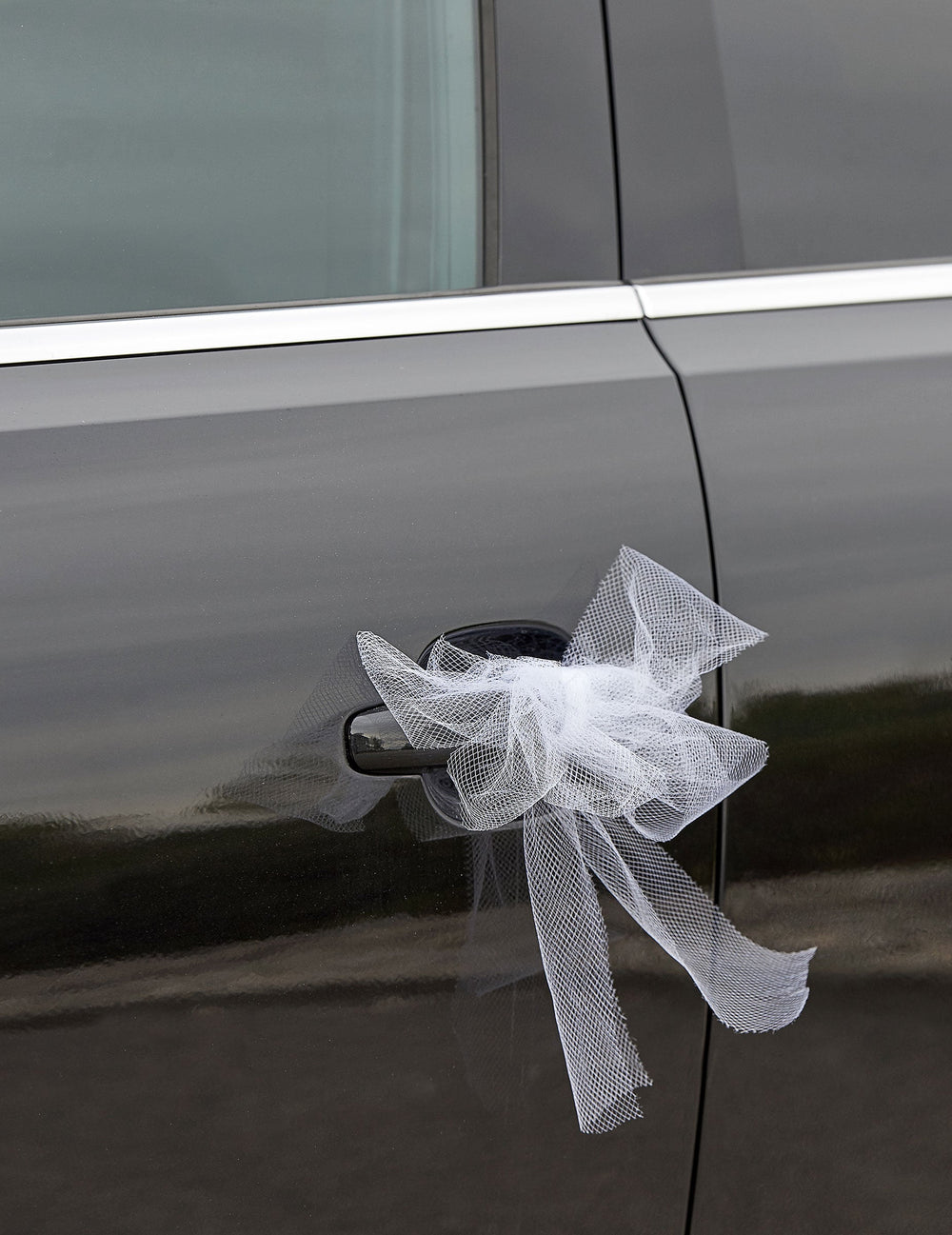 Détail du nœud sur la poignée de porte du kit de décoration voiture mariage