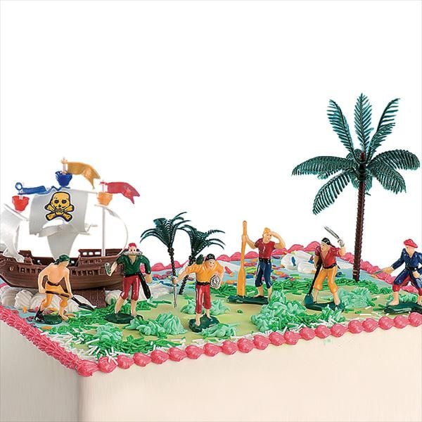Mise en situation sur un gâteau du kit de décorations gâteaux pirate 10 pièces