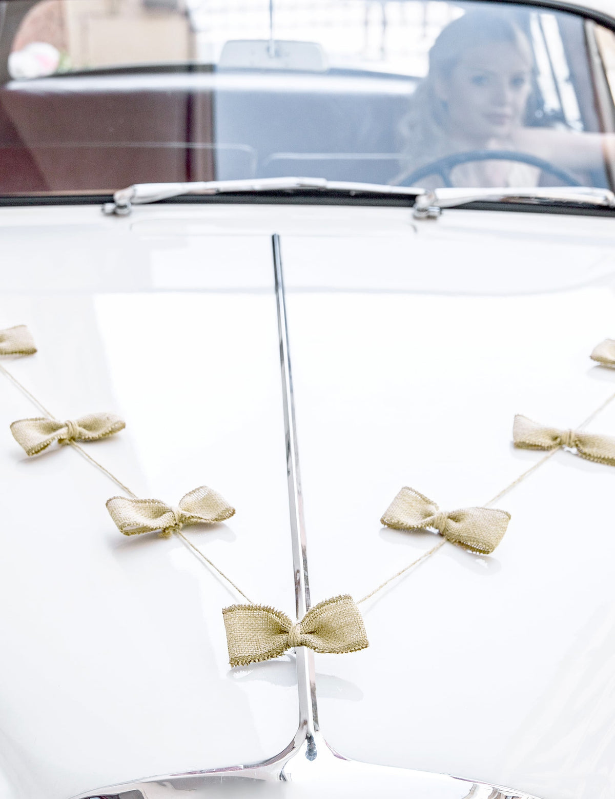 Nœuds en jute sur le capot du kit décoration de voiture mariage bohème