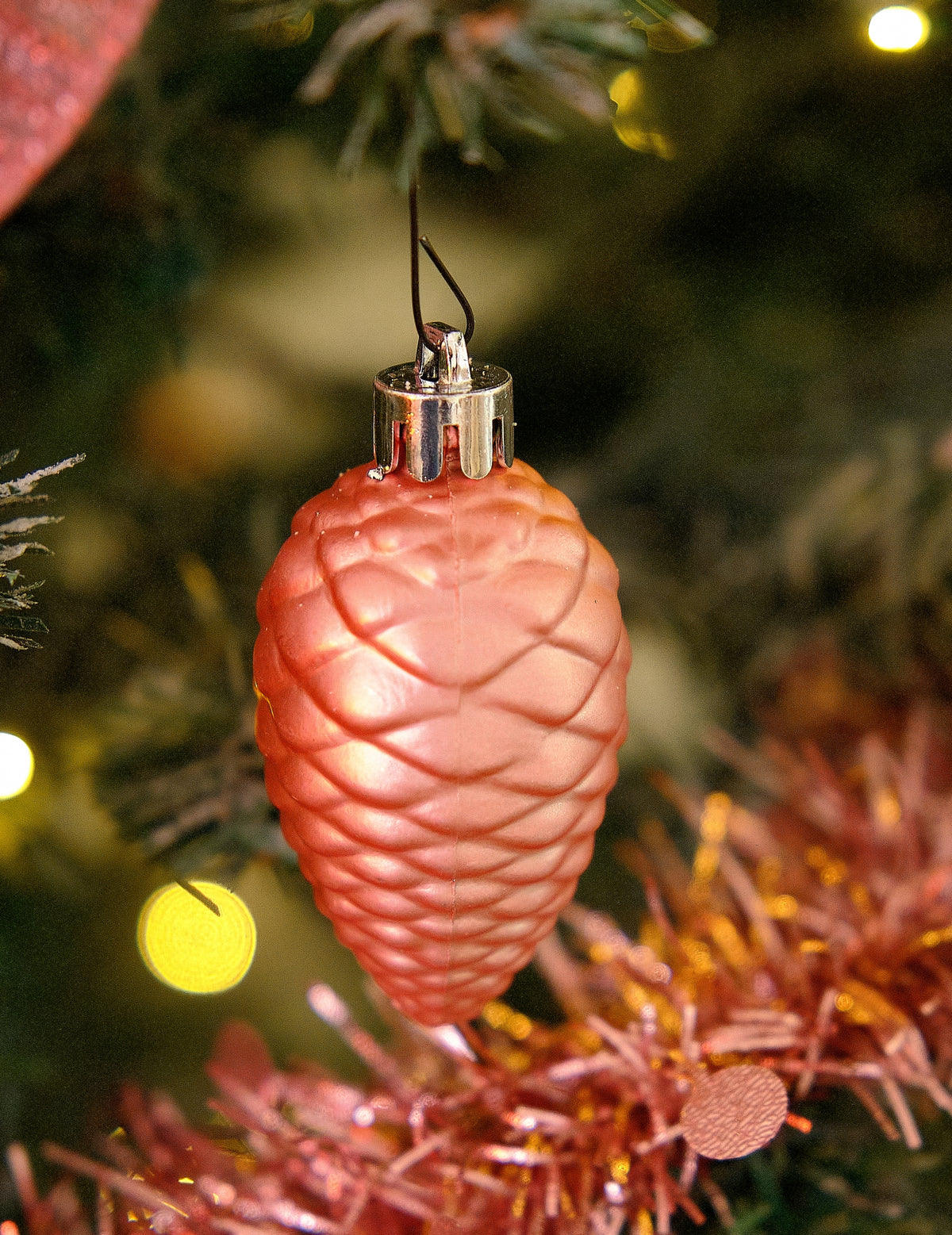 Gros plan sur une pomme de pin du kit de décorations de sapin rose gold