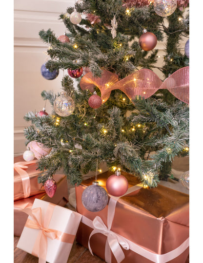 Vue du sapin décoré avec le kit de décorations de sapin rose gold