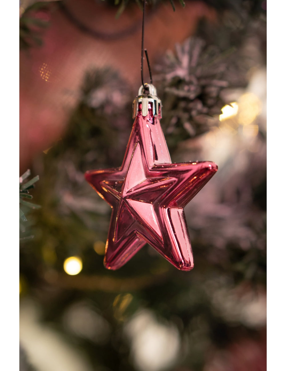 Gros plan sur une étoile du kit de décorations de sapin rose gold