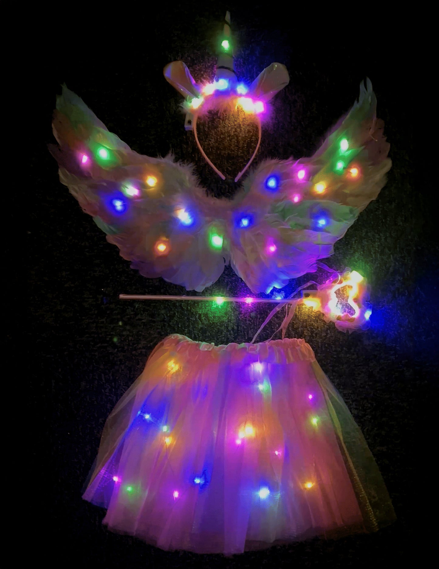 Vue de l'effet lumineux dans le noir du kit déguisement licorne