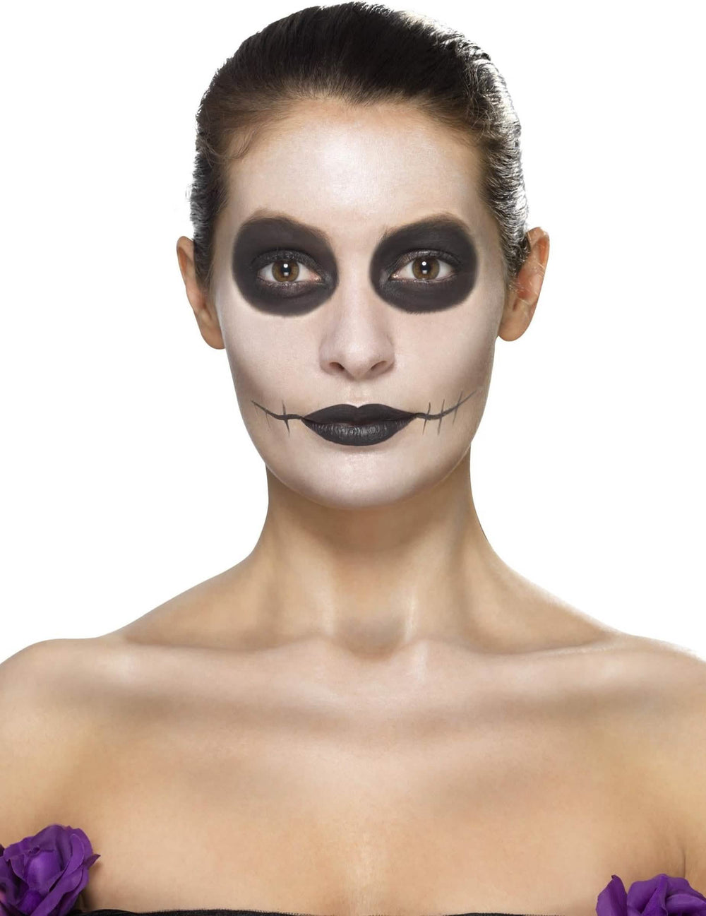 Detalhe da maquilhagem preta dos olhos e da boca do kit de maquilhagem Dia de los muertos para mulher flores azuis