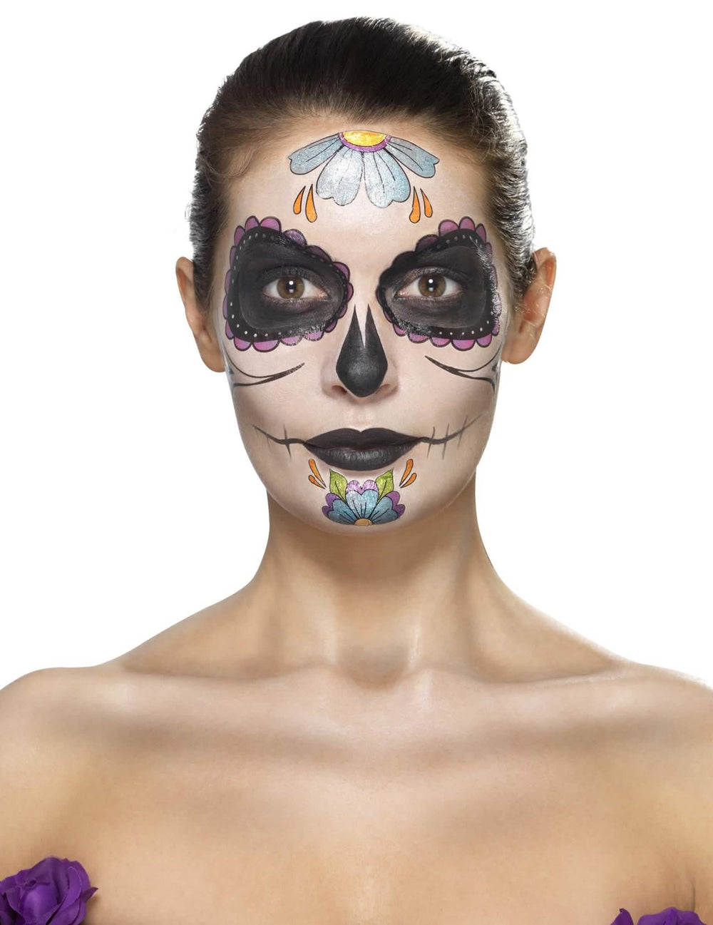 Detalhe da maquilhagem final do kit de maquilhagem Dia de los muertos para mulher flores azuis