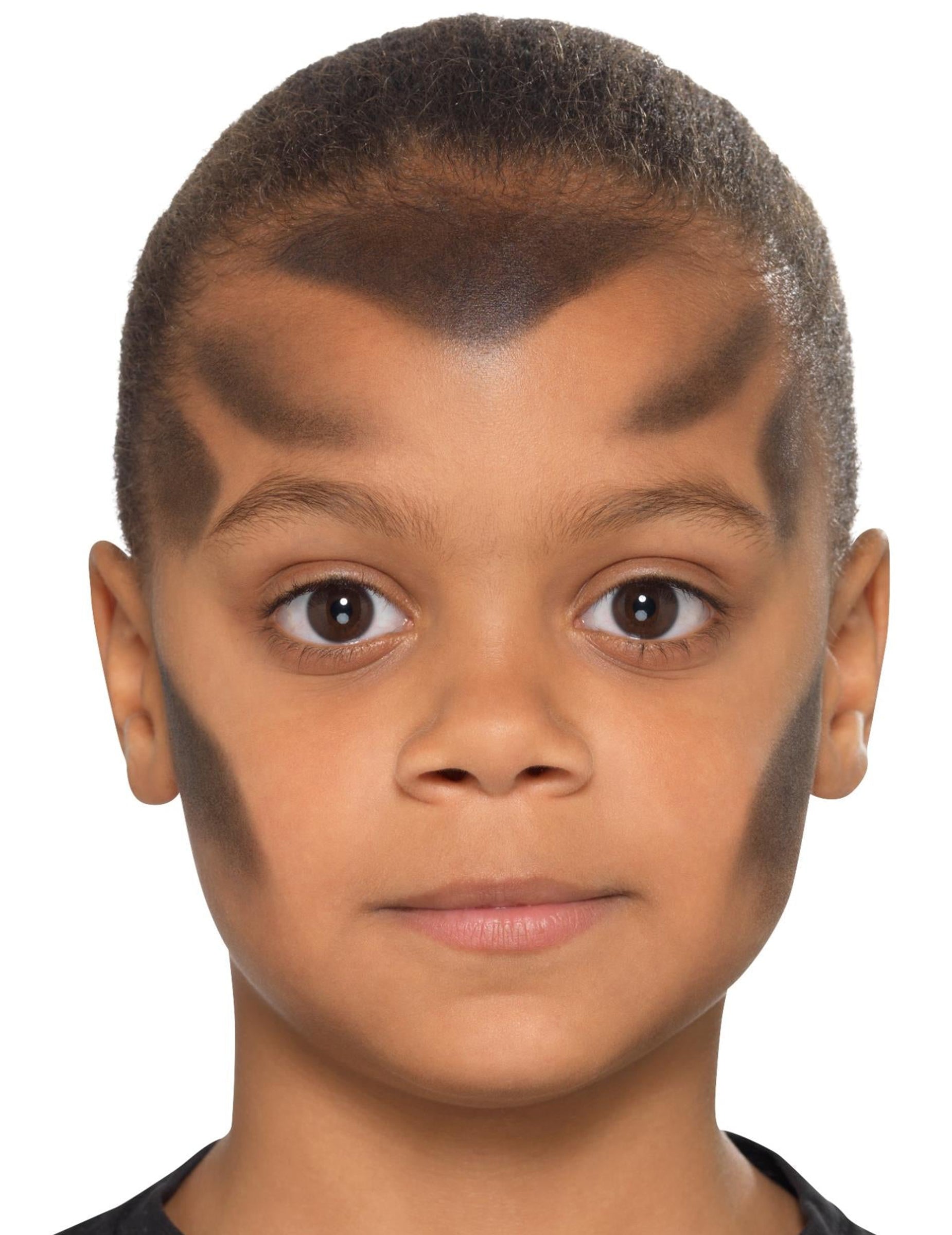 Rendu du maquillage sur le visage du kit maquillage vampire avec dentier pour enfant