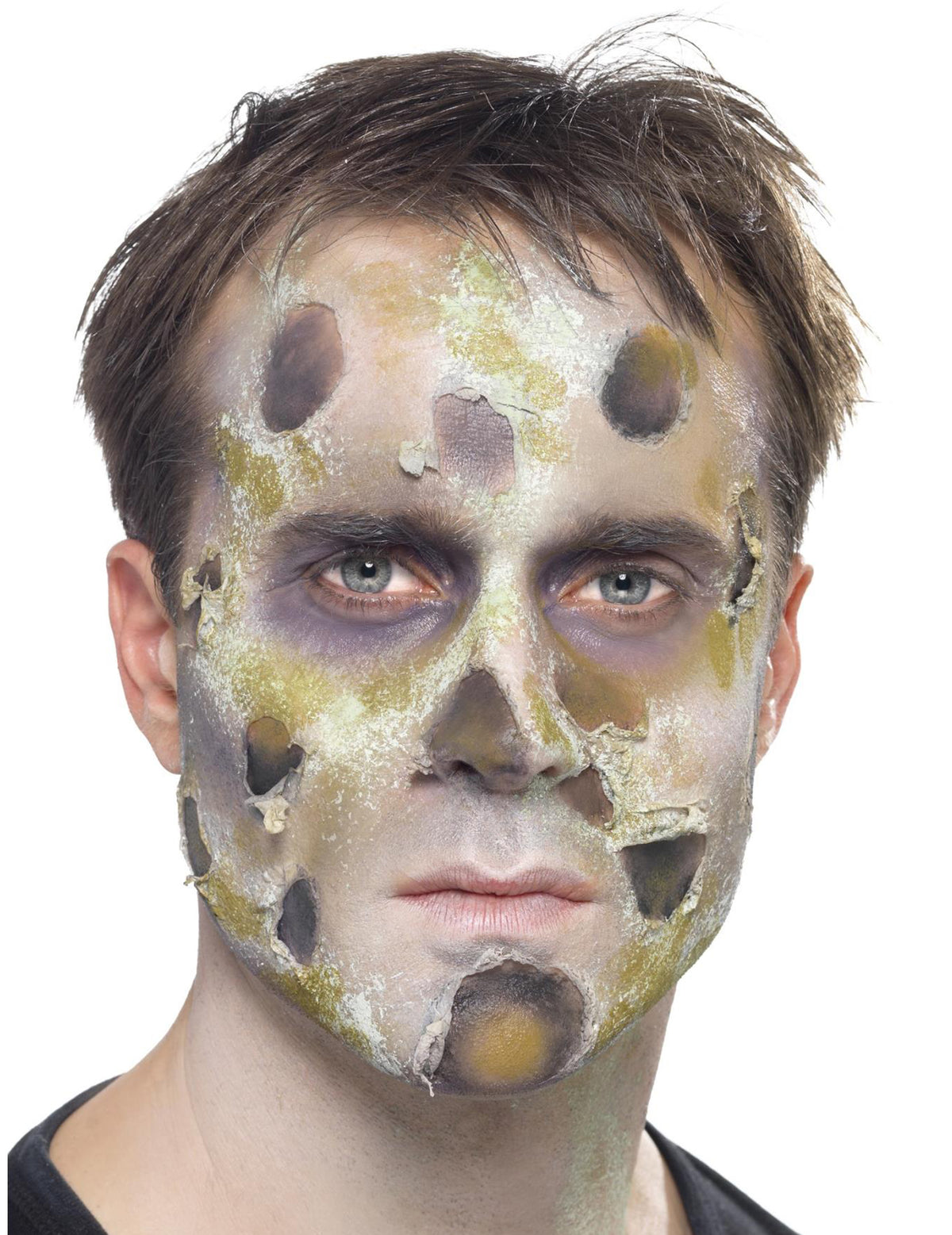 Gros plan sur l'effet de peau décomposée du kit maquillage zombie