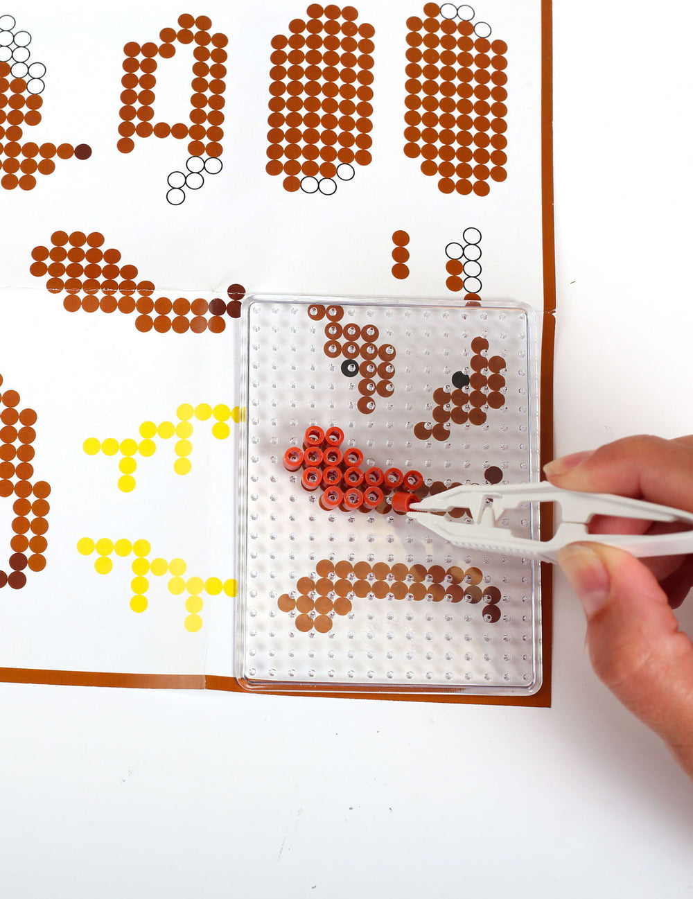 Détail de l'utilisation de la pince du kit perles à repasser 3d singe
