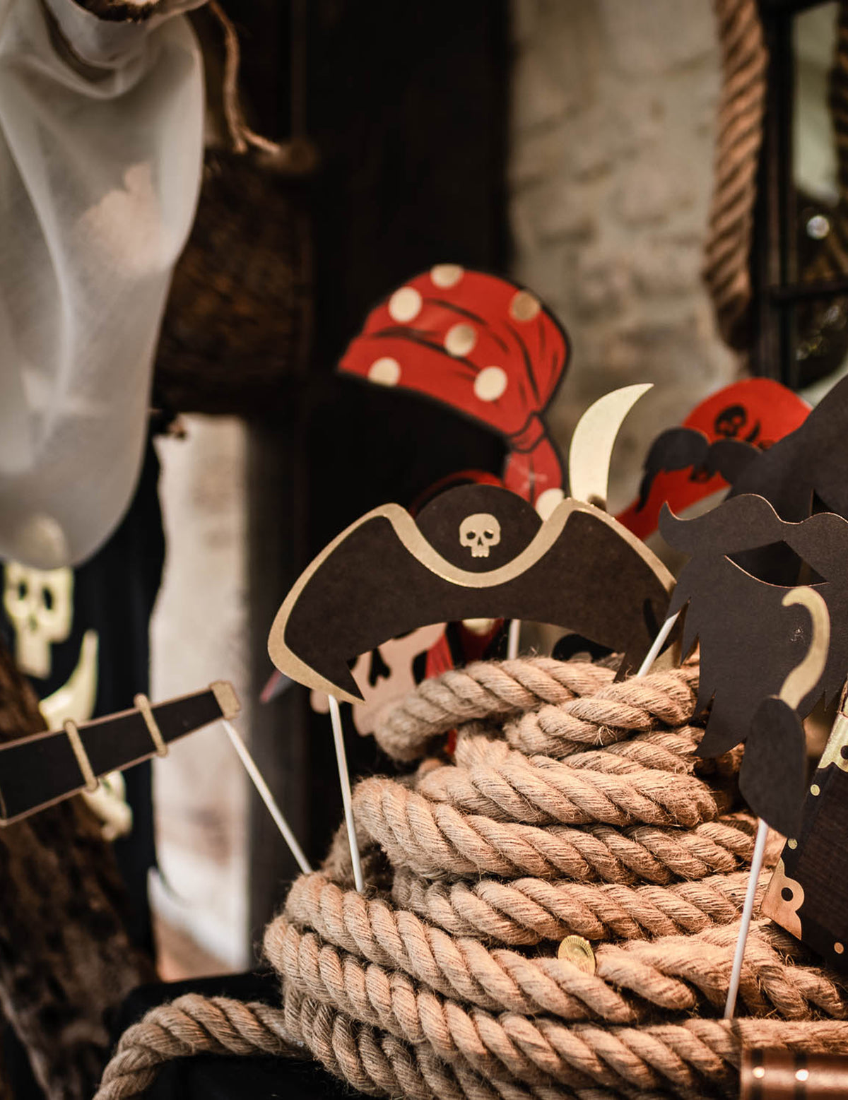 Détail des accessoires sur tiges du kit photobooth pirate 10 pièces