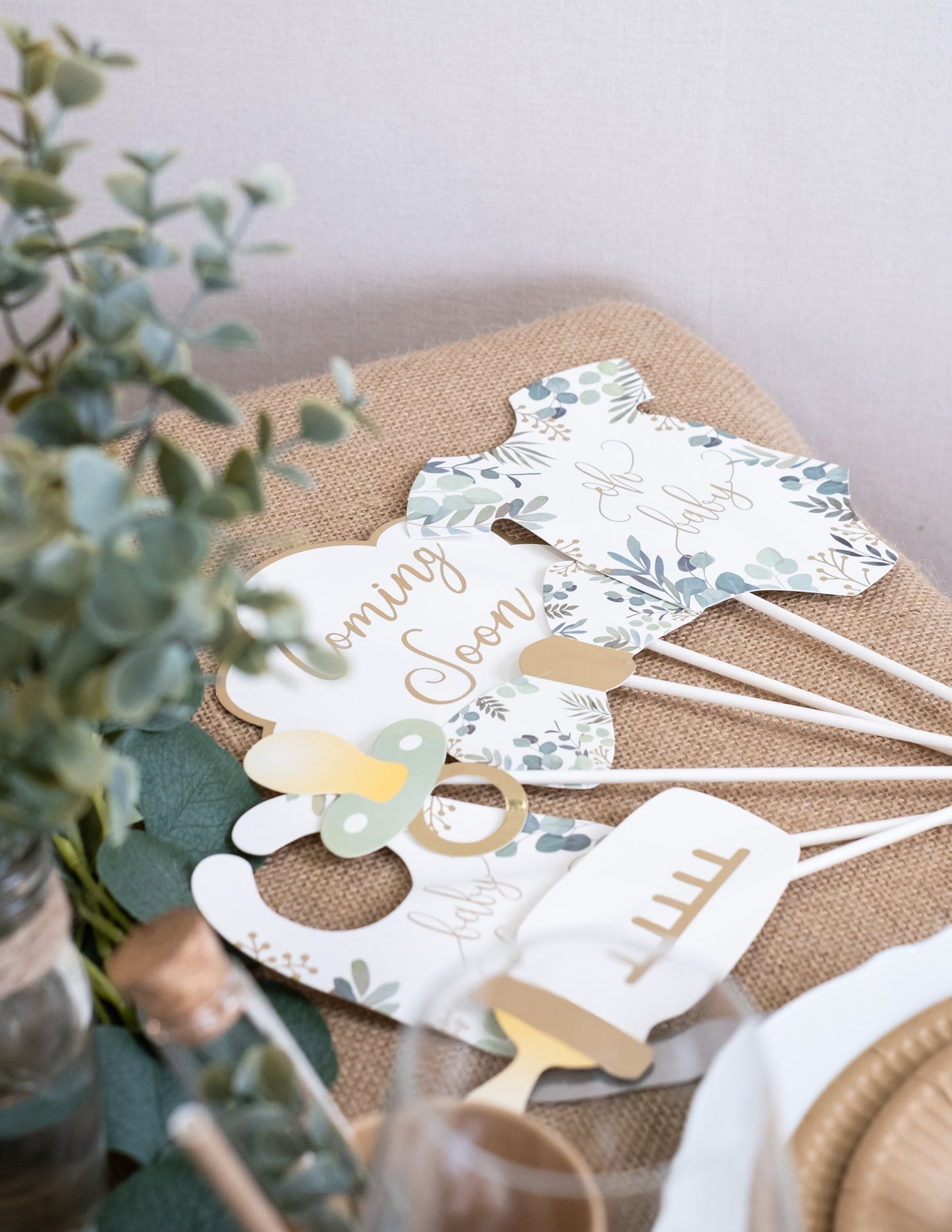 Vue rapprochée des accessoires du Kit photobooth 11 accessoires eucalyptus Oh Baby