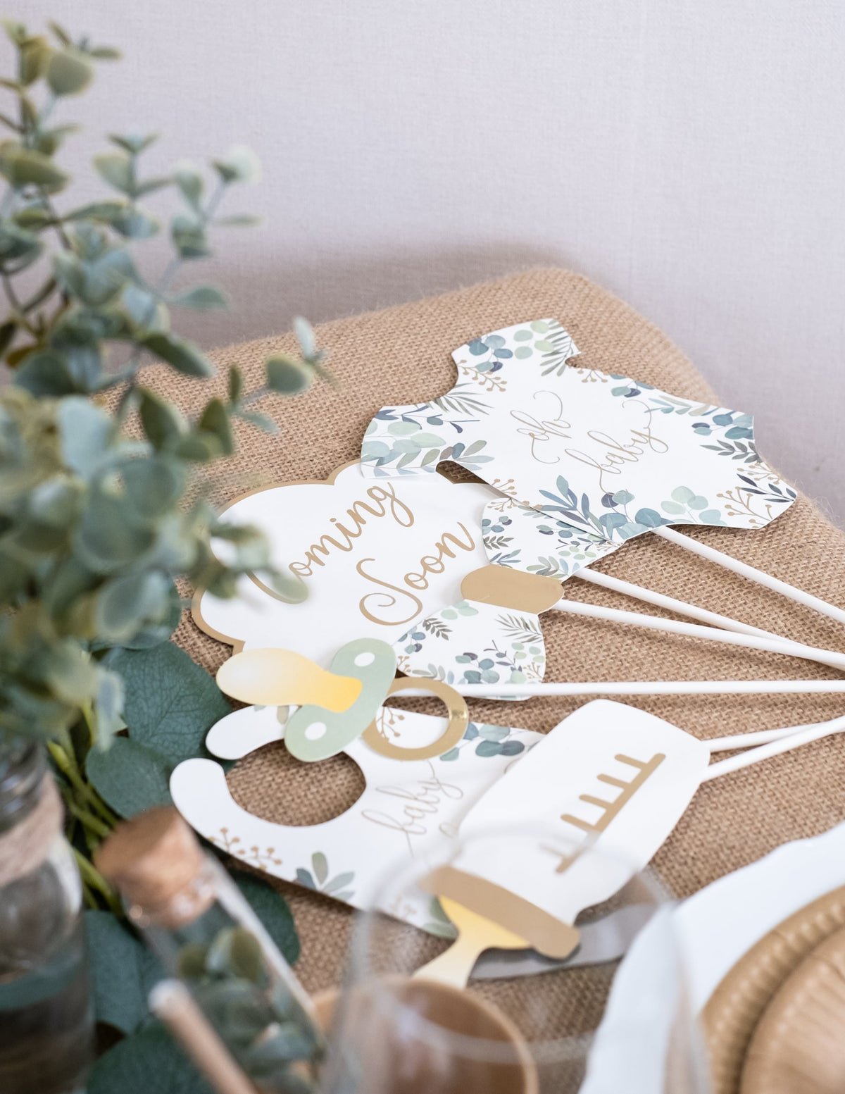 Vue rapprochée des accessoires du Kit photobooth 11 accessoires eucalyptus Oh Baby