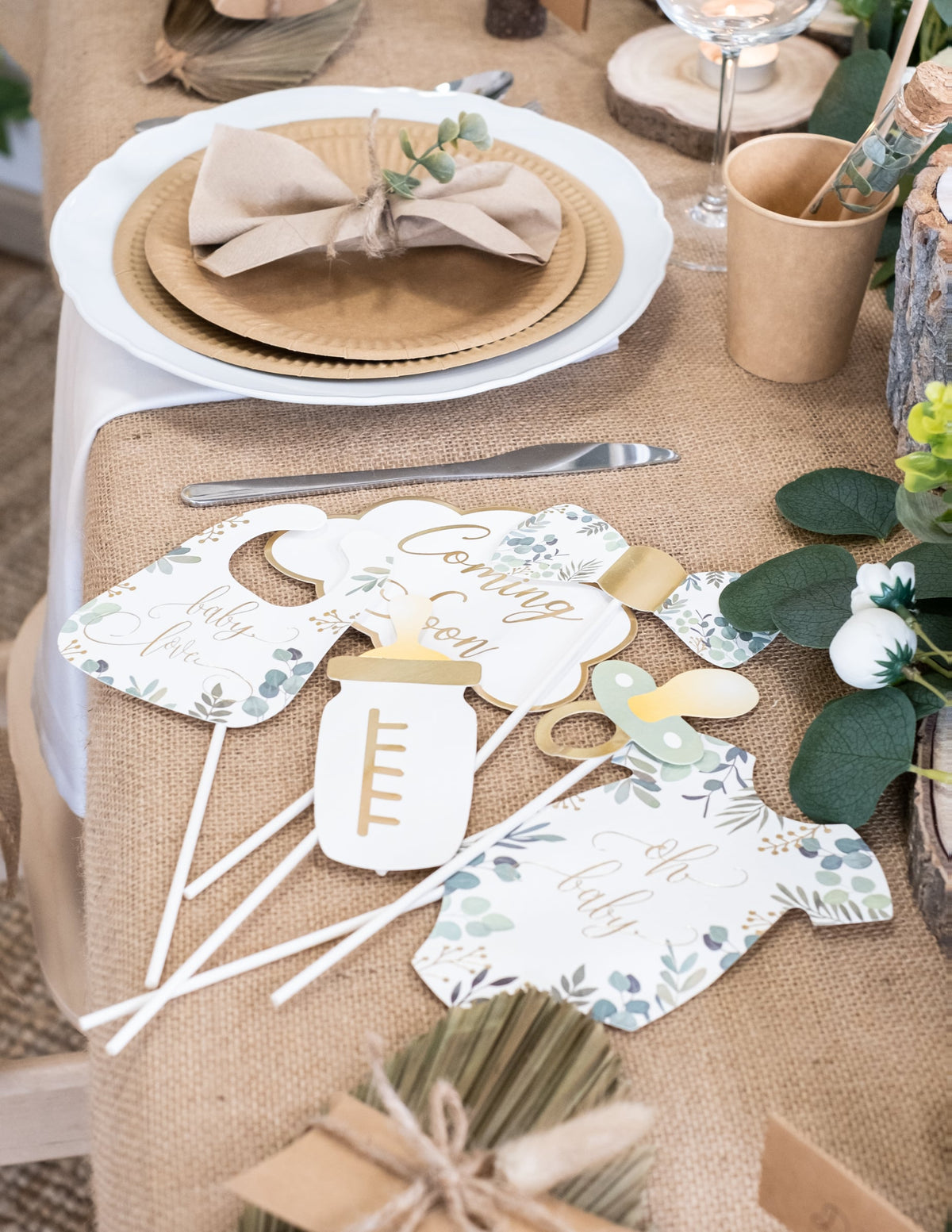 Mise en situation sur table du Kit photobooth 11 accessoires eucalyptus Oh Baby