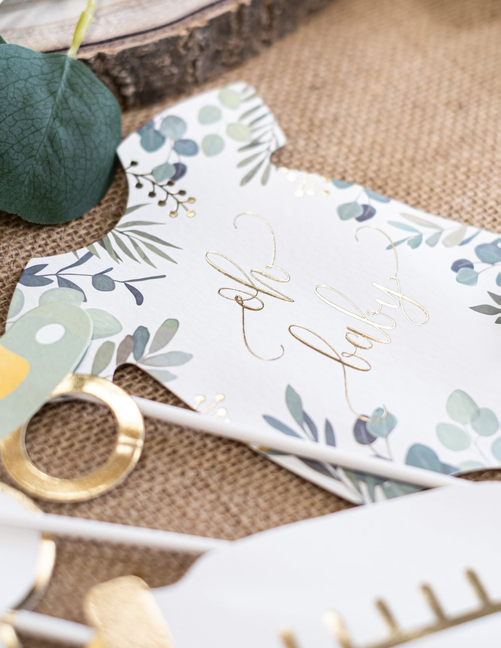 Détail de l'accessoire en forme de body du Kit photobooth 11 accessoires eucalyptus Oh Baby