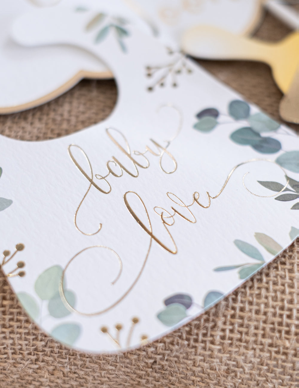 Détail de l'accessoire bavoir baby love du kit photobooth 11 accessoires eucalyptus oh baby