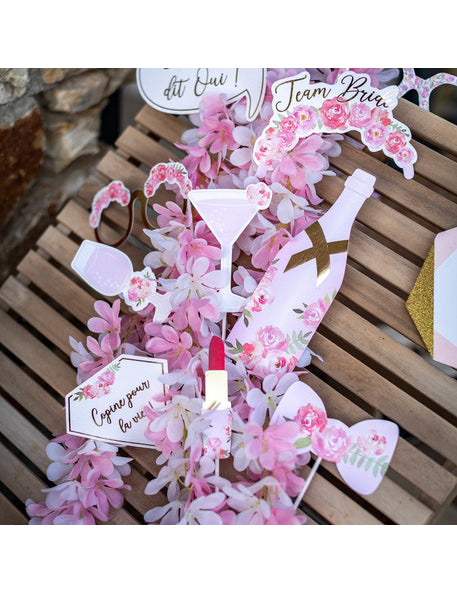 Détail des accessoires du Kit photobooth 12 accessoires EVJF Fleuri