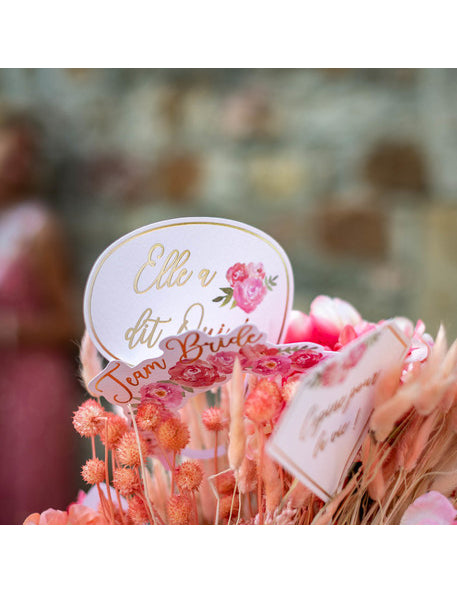 Mise en situation des accessoires du Kit photobooth 12 accessoires EVJF Fleuri