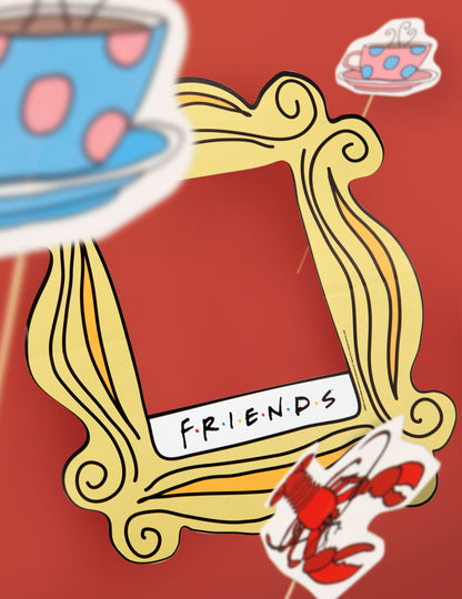 Gros plan sur le cadre et les accessoires du kit photobooth Friends