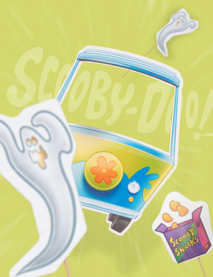 Détail du cadre Mystery Machine et des accessoires du kit photobooth avec cadre Scooby-Doo