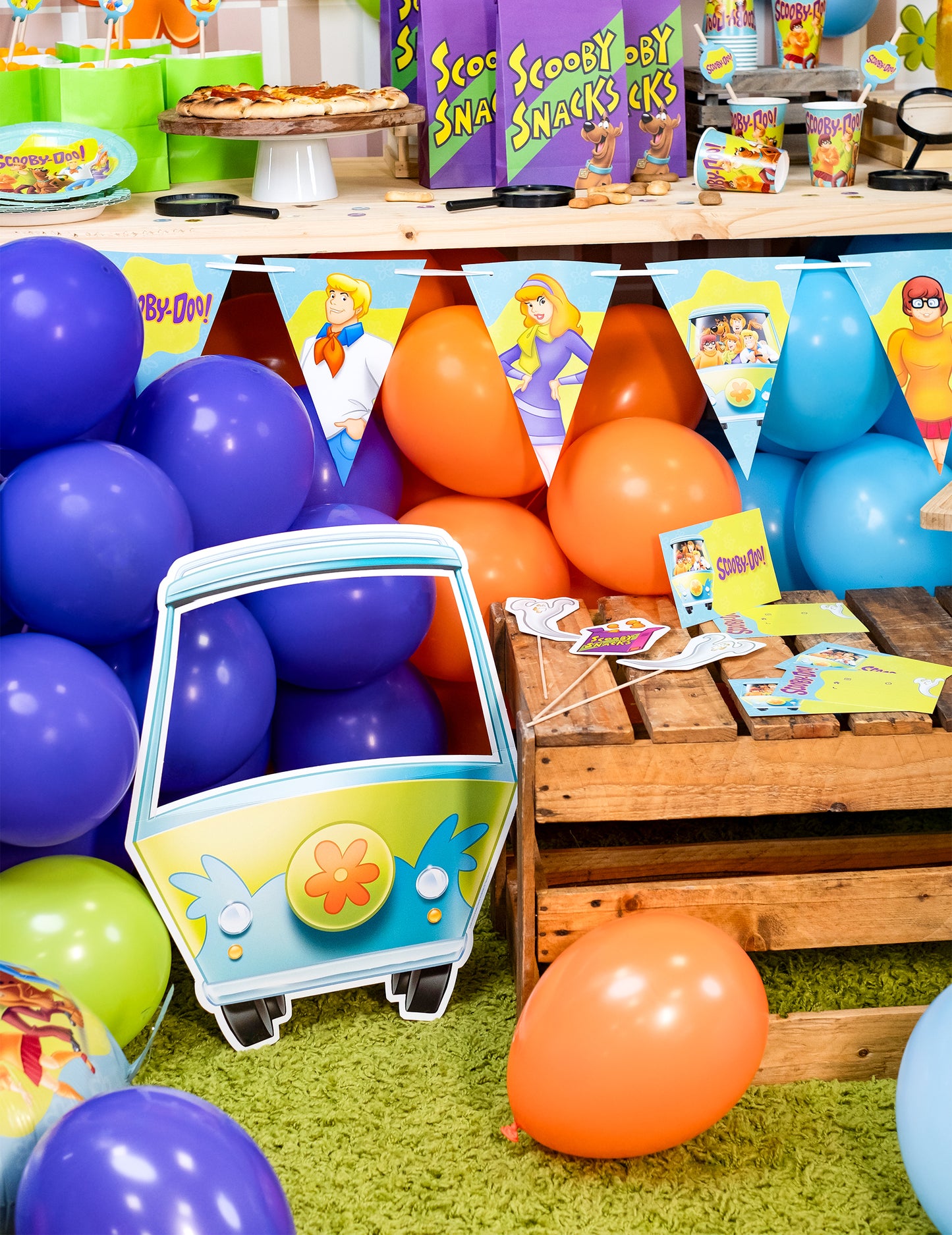 Mise en situation dans une décoration de fête du kit photobooth avec cadre Scooby-Doo