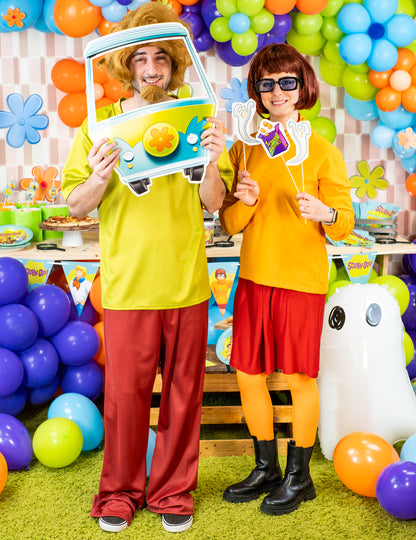 Mise en situation par des adultes du kit photobooth avec cadre Scooby-Doo
