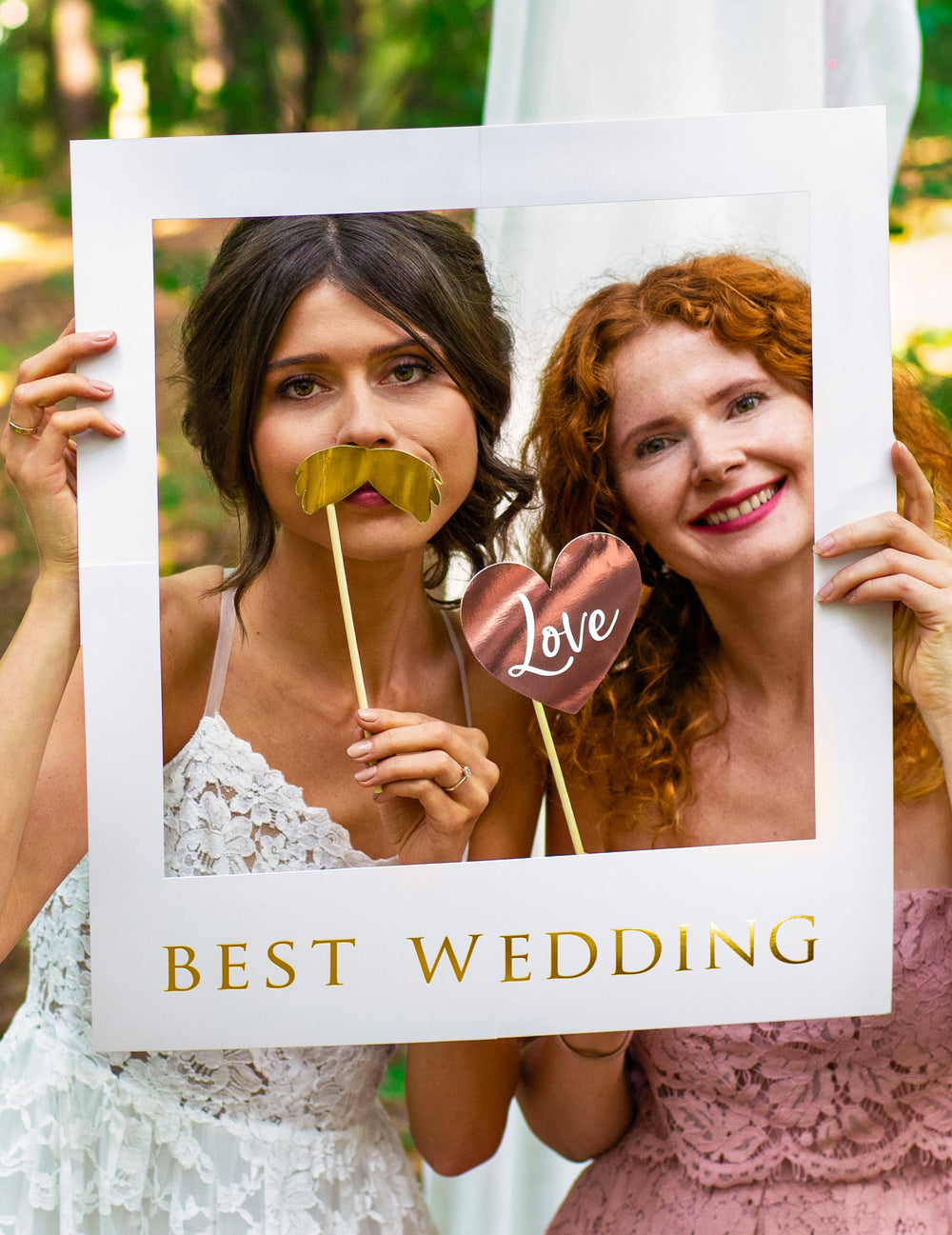 Mise en situation du cadre et des accessoires du kit photobooth de mariage pour invités