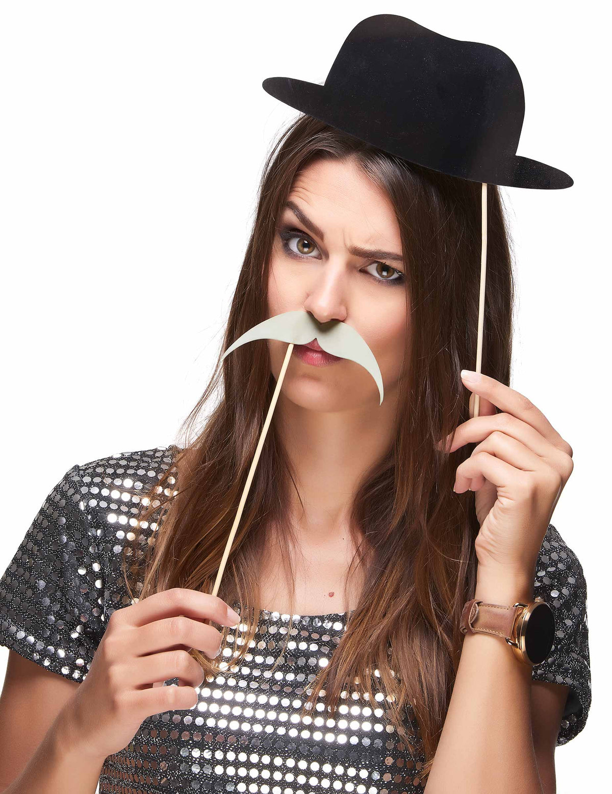 Détail des accessoires chapeau melon et moustache du kit photobooth rétro