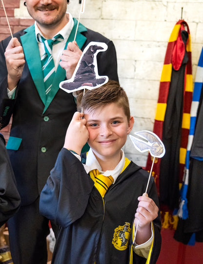 Enfant utilisant les accessoires du Kit Photobooth Harry Potter