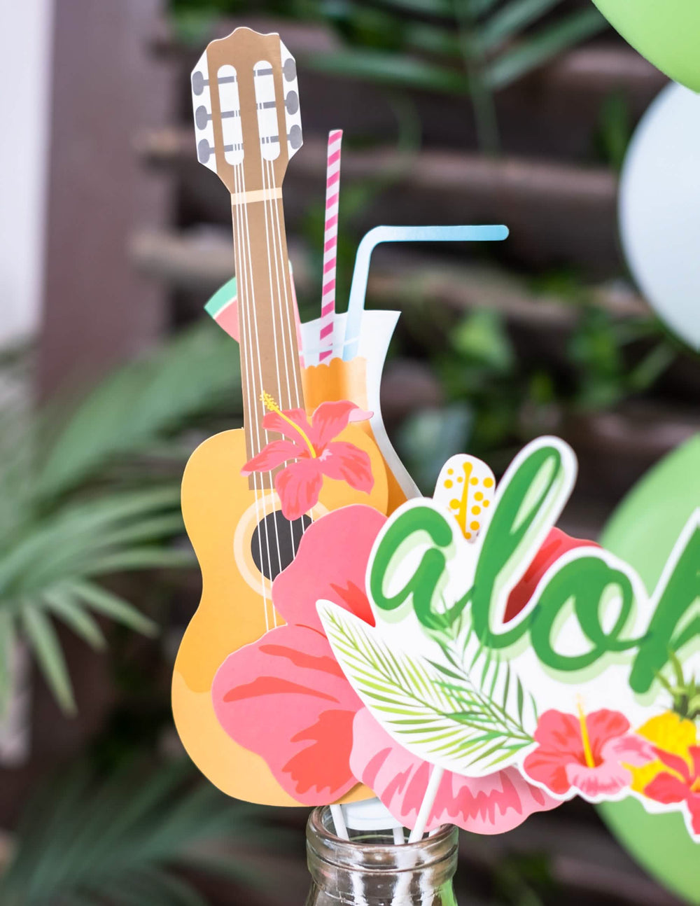Detalhe dos acessórios flamingo e coco do kit photobooth havaí