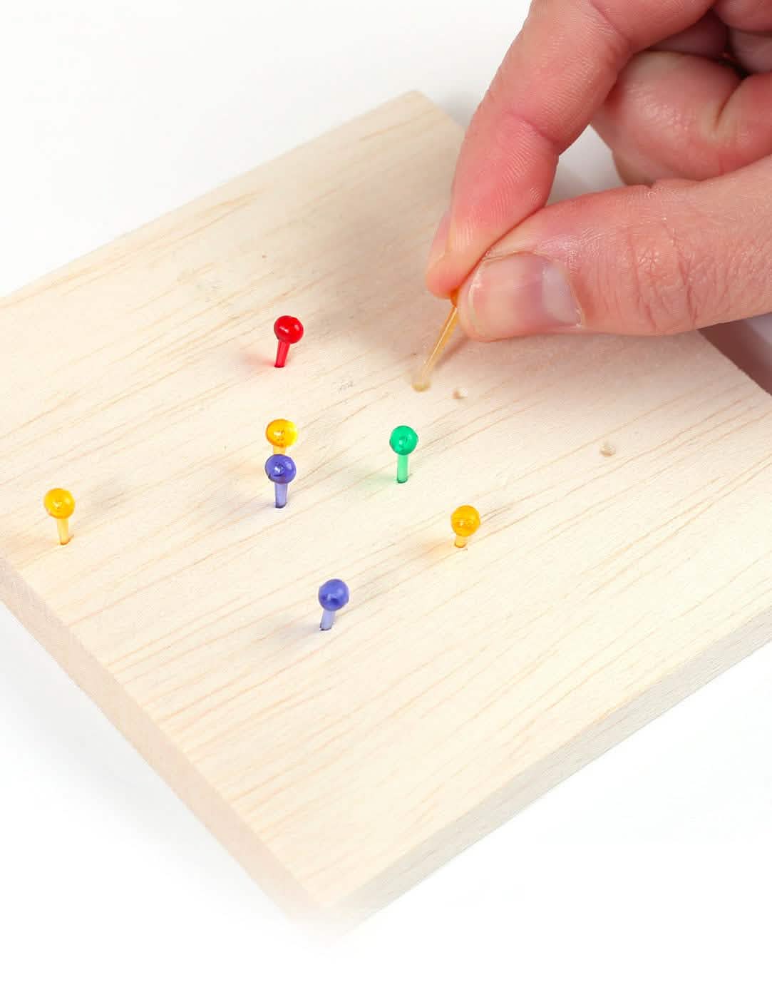 Colocação dos alfinetes no suporte do kit de string art júnior tema mar