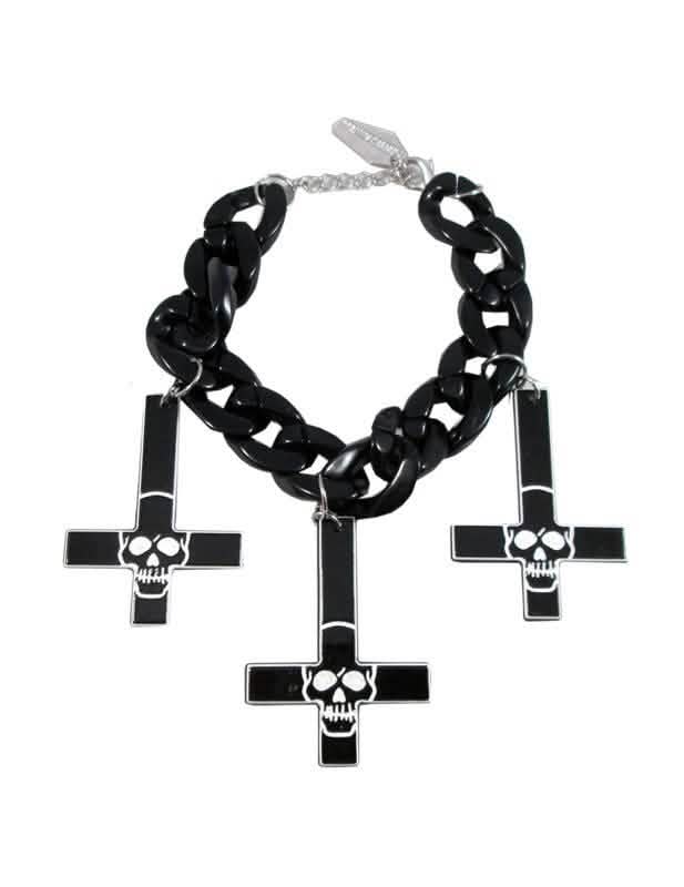 Pulseira cruz caveira para adulto preto com pendentes de cruzes invertidas e caveiras