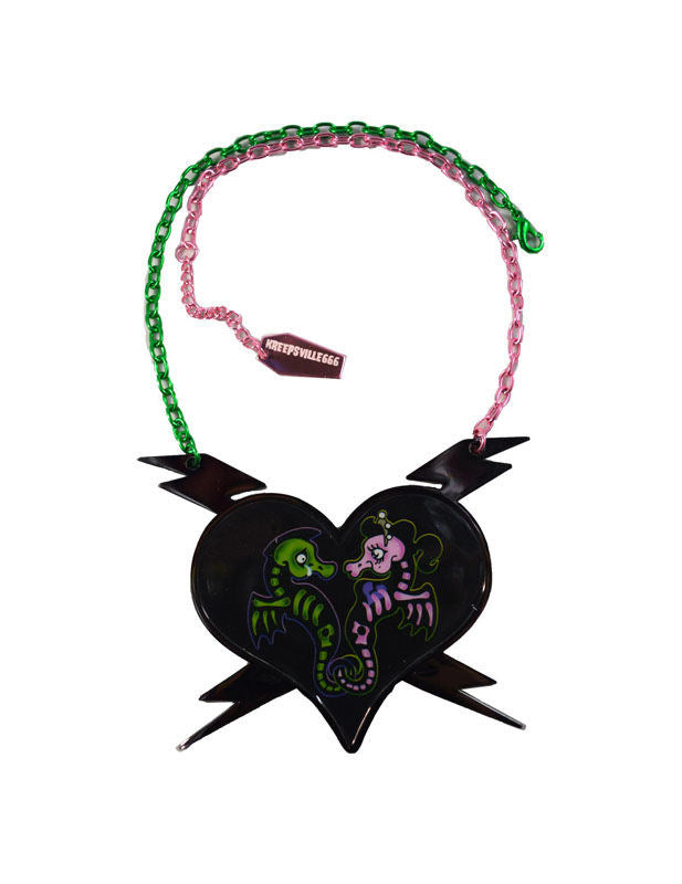 Collier gothique Kreepsville hippocampe pour femme noir avec chaine bicolore rose et verte
