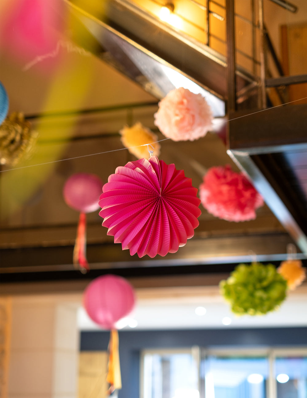 Mise en situation de la lanterne boule à suspendre pour décoration fuchsia