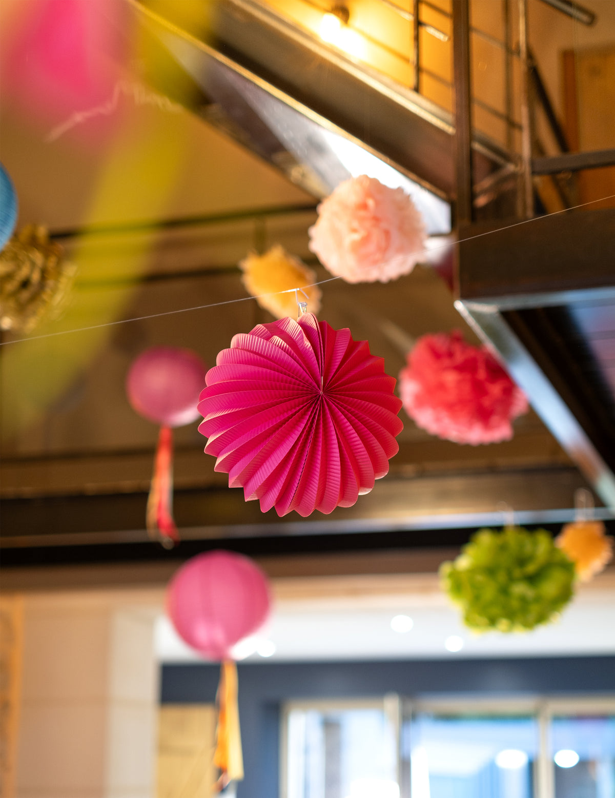 Mise en situation de la lanterne boule à suspendre pour décoration fuchsia