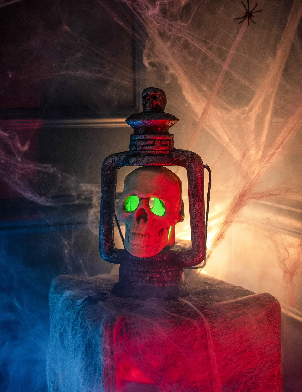 Détail de l'effet lumineux vert de la lanterne crâne Halloween
