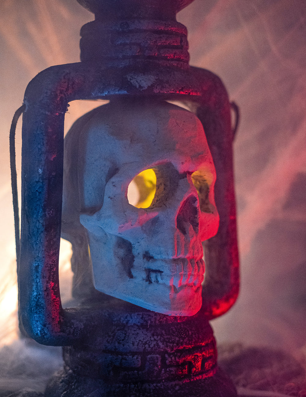 Détail de l'effet lumineux jaune de la lanterne crâne Halloween