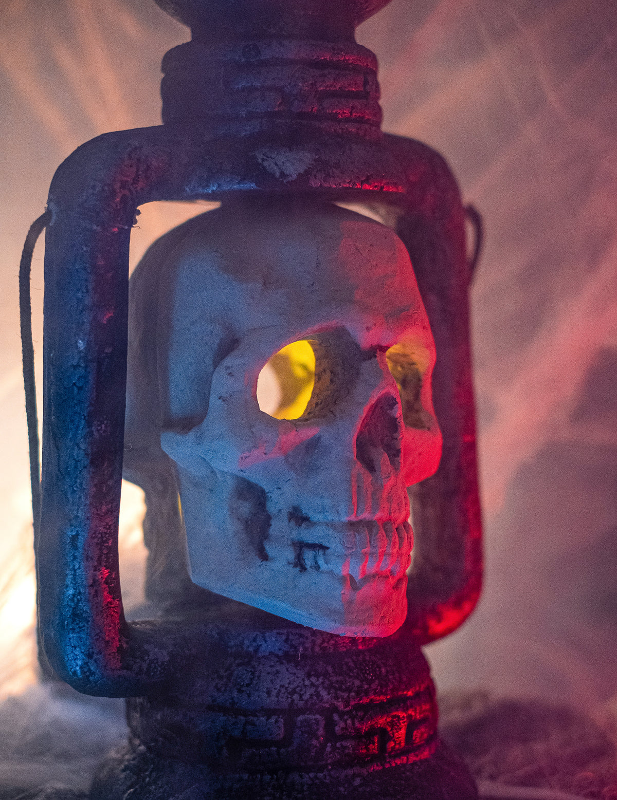 Détail de l'effet lumineux jaune de la lanterne crâne Halloween