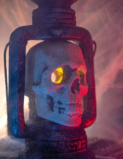 Détail de l'effet lumineux jaune de la lanterne crâne Halloween