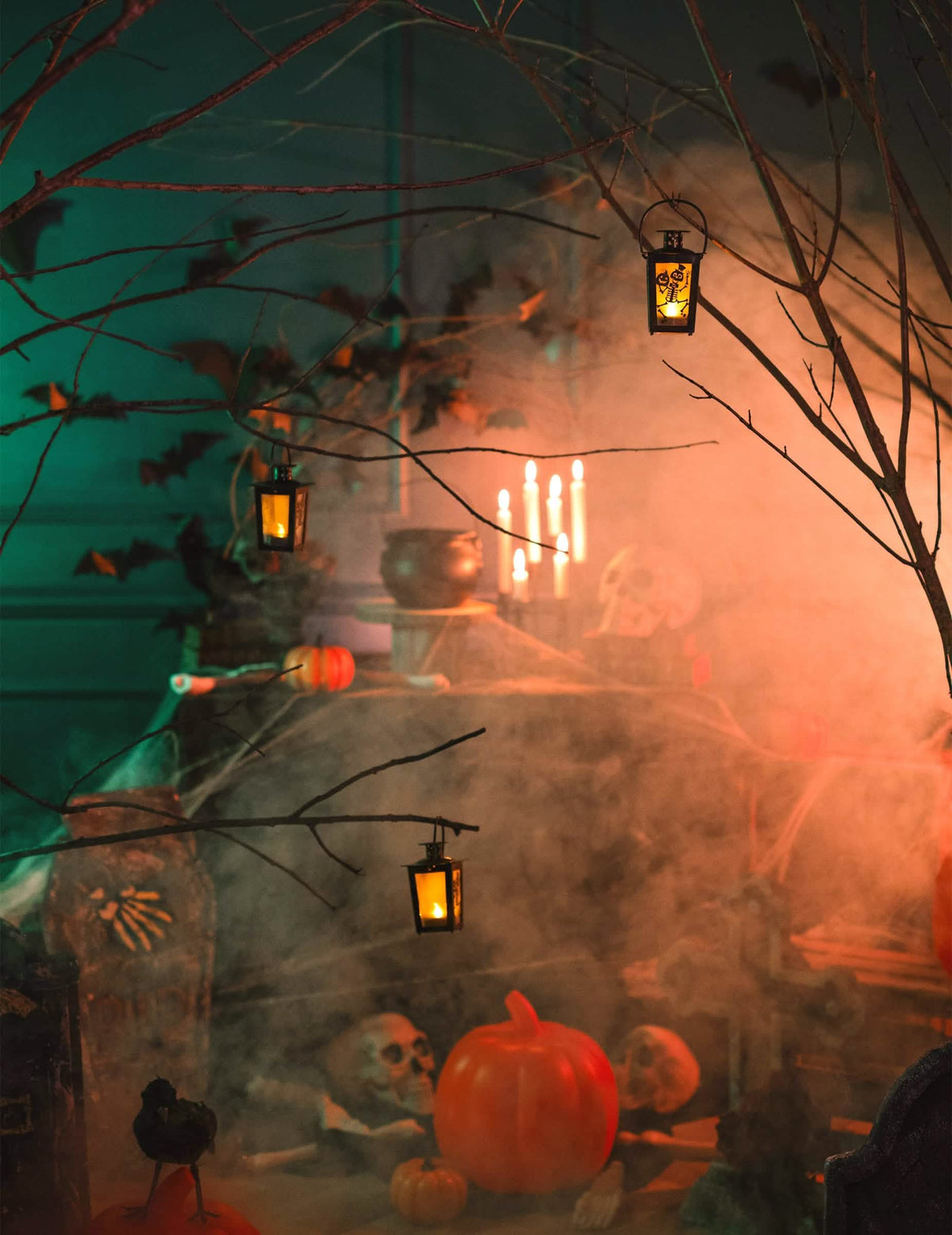 Encenação num cenário assustador do candelabro luminoso halloween com esqueleto e abóbora